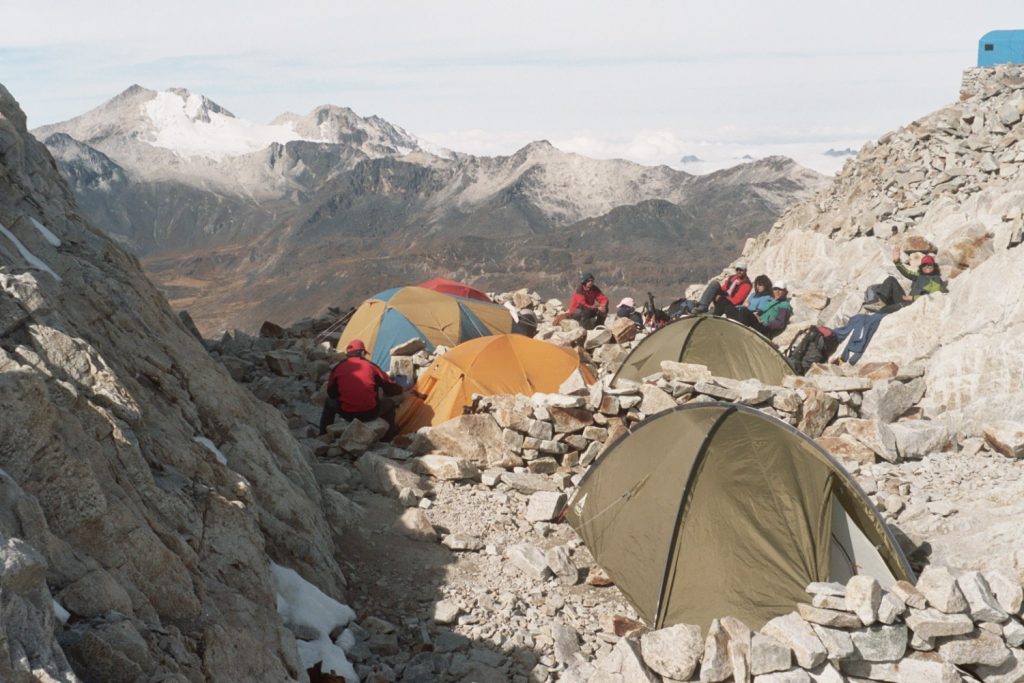 Nuestro campamento en Camp Rock, 5.130 mts., al fondo el Cerro Charkini